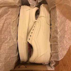 8.5 White Old Skool Vans Never Used in Box